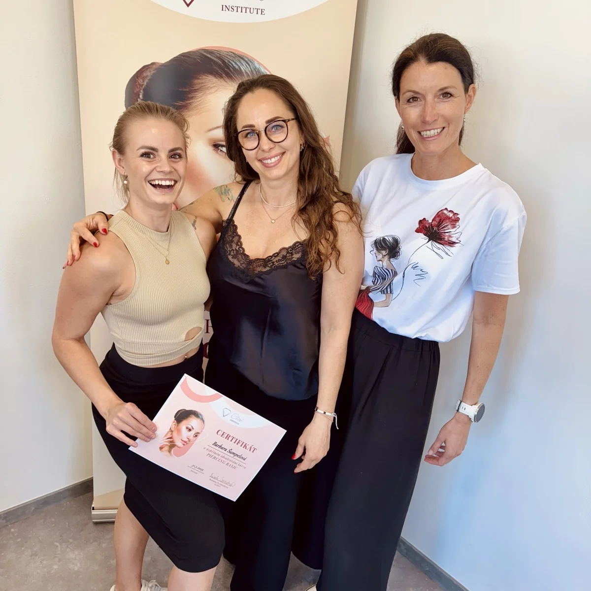 Absolventky kurzu piercingu s certifikátem — úsměvy a radost z dokončení